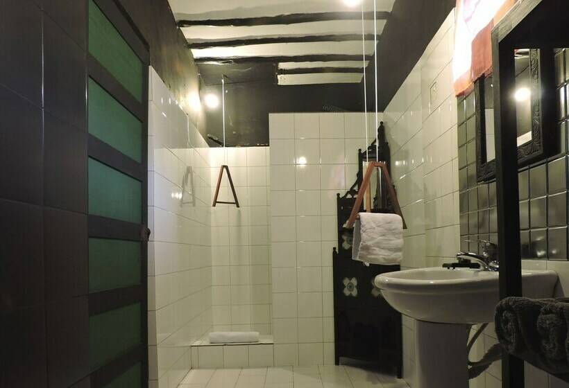 スタンダードバンガロー, Paje By Night Bungalows