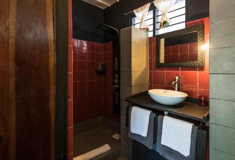 בקתה סטנדרטית, Paje By Night Bungalows