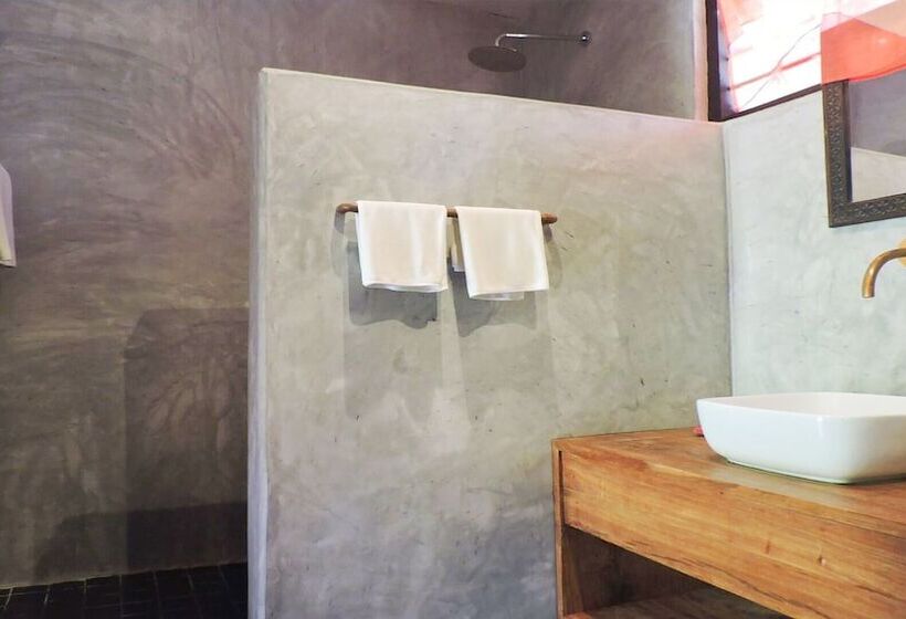 בקתה סטנדרטית, Paje By Night Bungalows