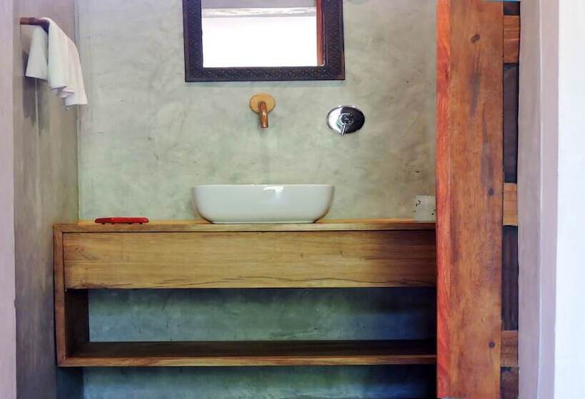 בקתה סטנדרטית, Paje By Night Bungalows