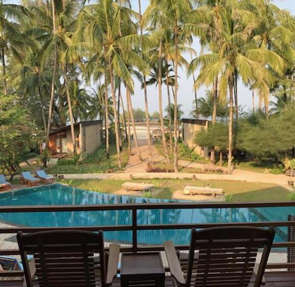 اتاق لوکس با چشم‌انداز استخر, Pleasant View Resort