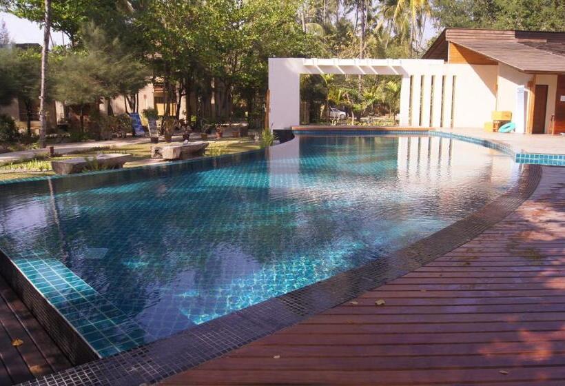 اتاق لوکس با چشم‌انداز استخر, Pleasant View Resort