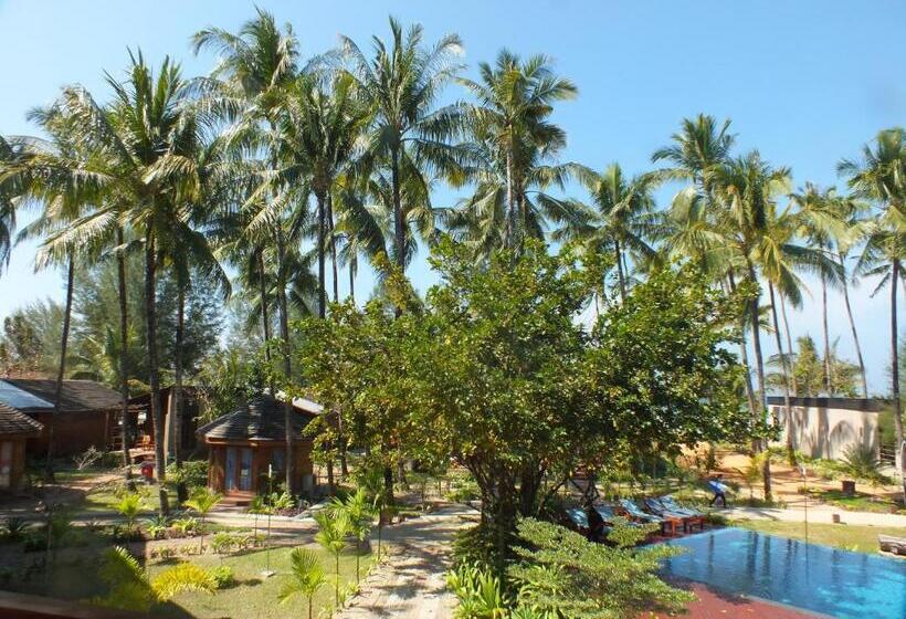 اتاق لوکس با چشم‌انداز استخر, Pleasant View Resort