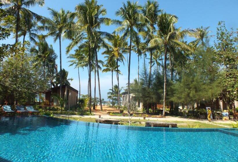 اتاق لوکس با چشم‌انداز استخر, Pleasant View Resort