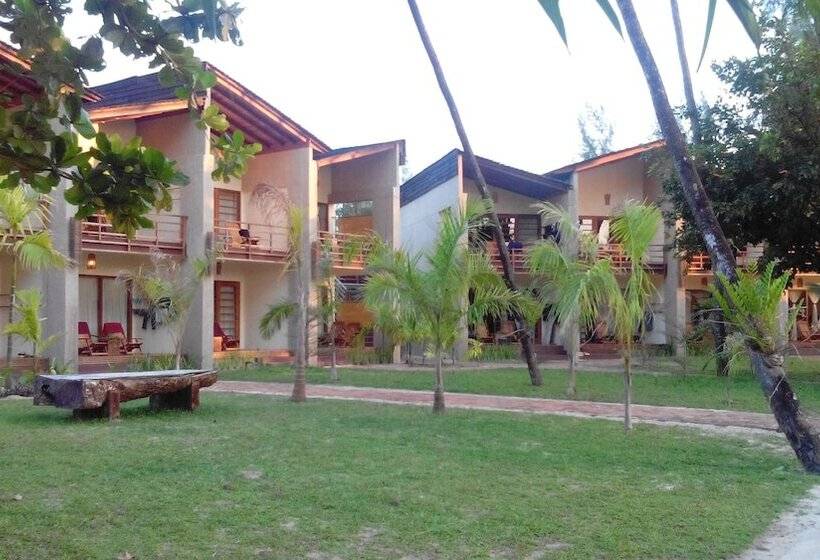 اتاق لوکس با چشم‌انداز استخر, Pleasant View Resort