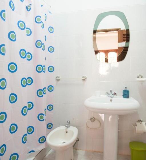 اتاق استاندارد یک تخته با سرویس بهداشتی مشترک, Simabo's Backpackers' Hostel