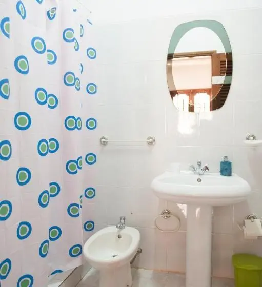 اتاق استاندارد با سرویس بهداشتی مشترک, Simabo's Backpackers' Hostel