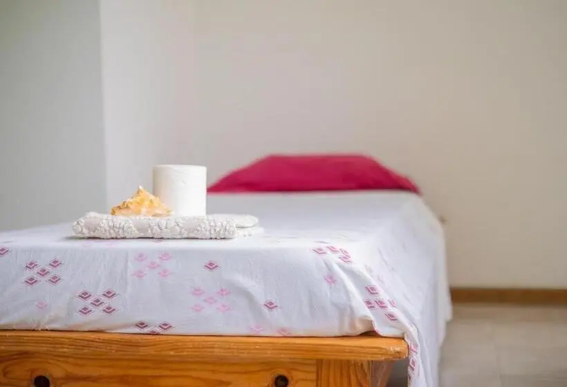 اتاق استاندارد سه تخته با سرویس بهداشتی مشترک, Simabo's Backpackers' Hostel