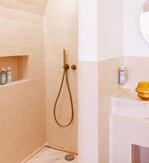 اتاق لوکس, Amada Moura