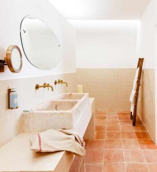 اتاق لوکس, Amada Moura