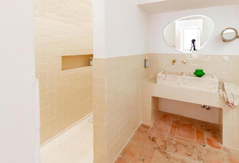 اتاق لوکس, Amada Moura