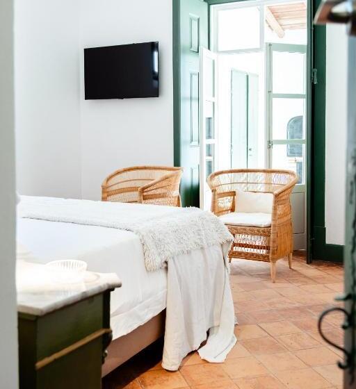 اتاق لوکس, Amada Moura