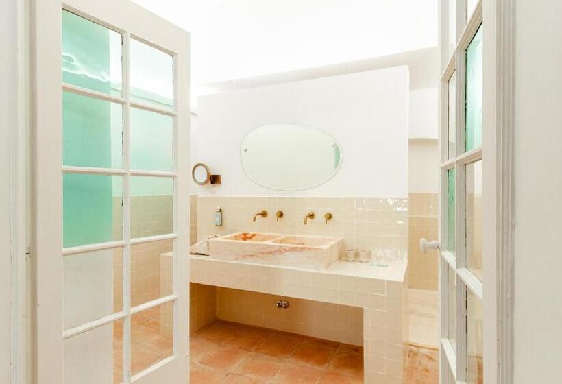 اتاق سوپریور, Amada Moura