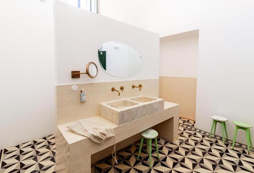 سوییت لوکس, Amada Moura