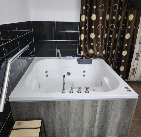 اتاق استاندارد با وان آب گرم, Luxinn