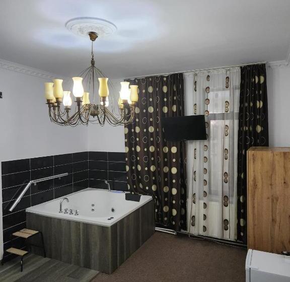 اتاق استاندارد با وان آب گرم, Luxinn