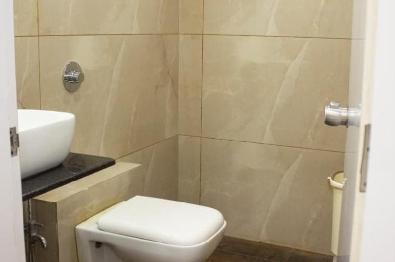 اتاق استاندارد, Parashar Check In