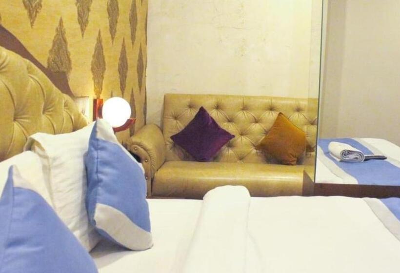 اتاق اکونومی, Parashar Check In