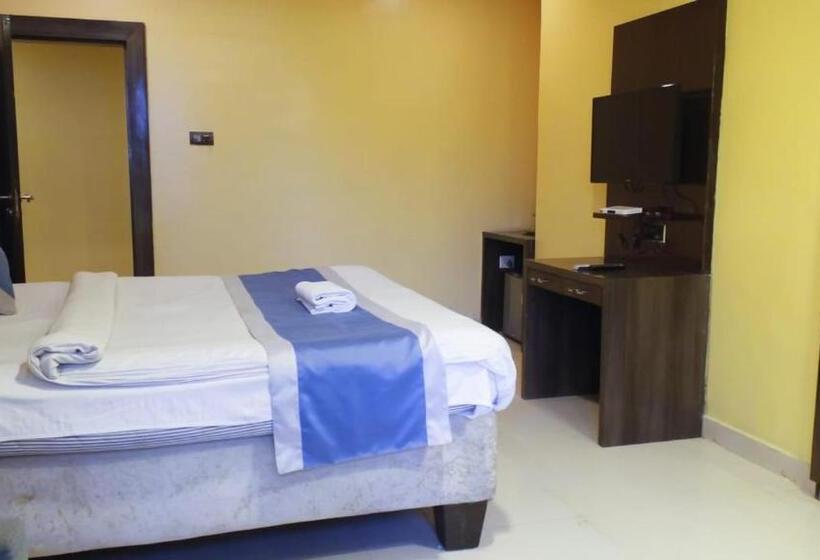 اتاق اکونومی, Parashar Check In