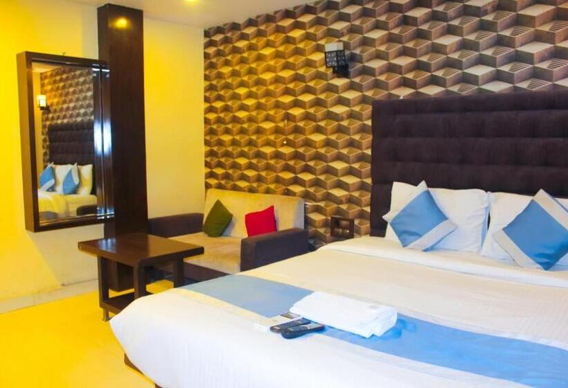 اتاق اکونومی, Parashar Check In