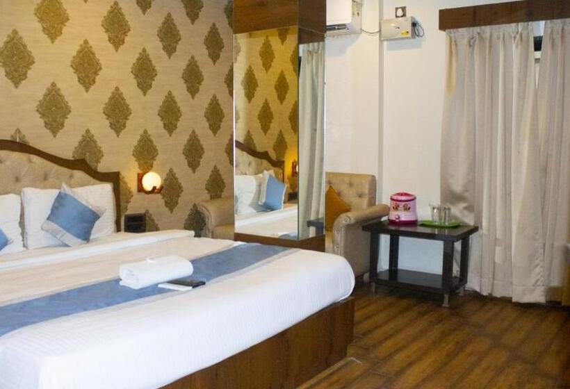 اتاق اکونومی, Parashar Check In