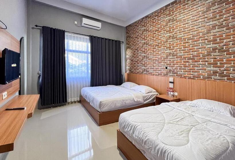 חדר משפחתי, Reddoorz Plus At New Favour Hotel Gunung Dempo