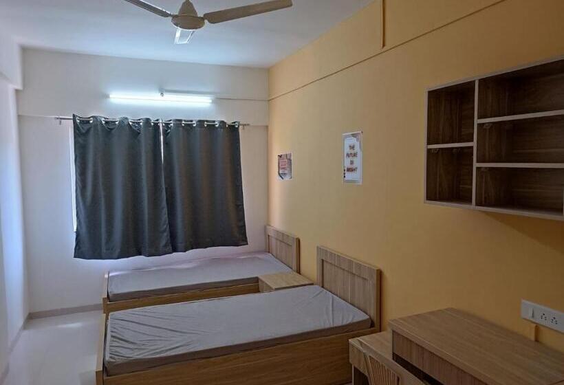 اتاق استاندارد سه نفره, Torrent Coliving