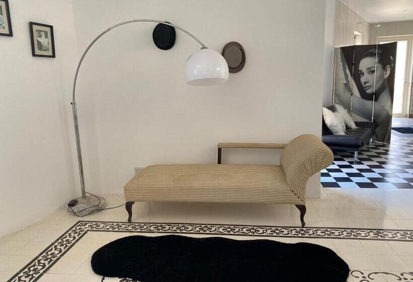 اتاق لوکس, Maleth House