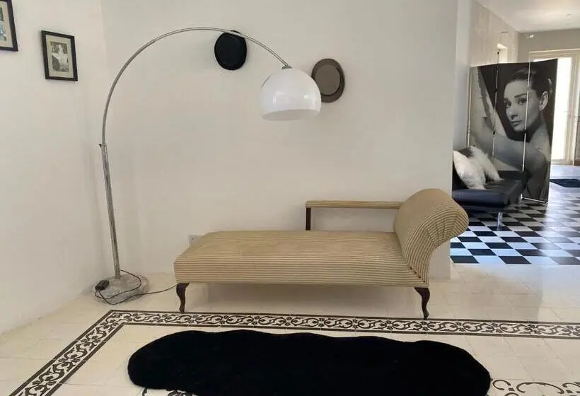 اتاق لوکس, Maleth House