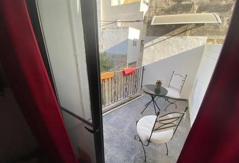 اتاق اکونومی, Maleth House