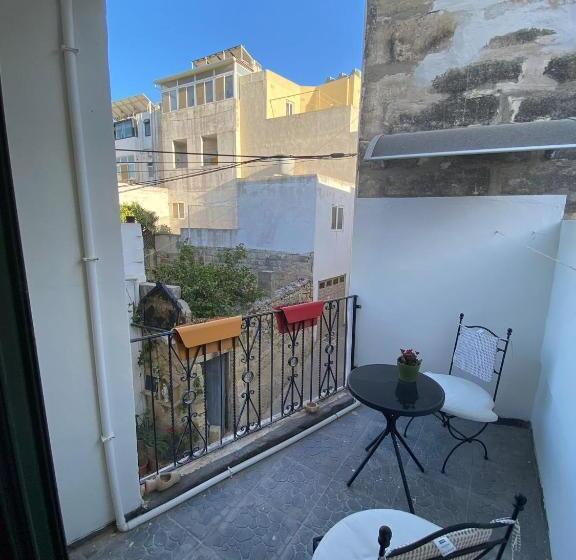اتاق اکونومی, Maleth House