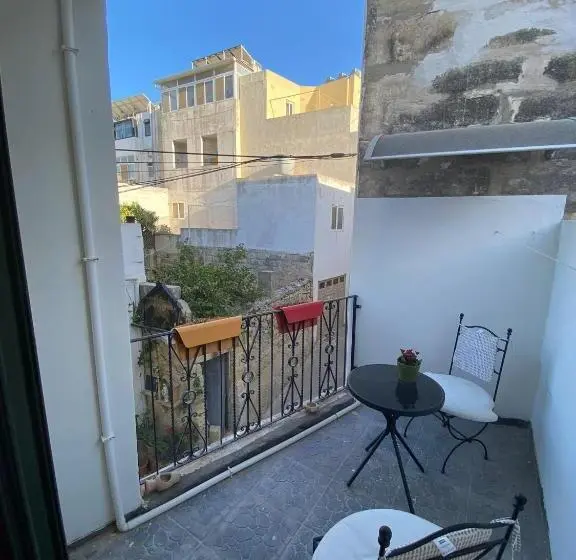 اتاق اکونومی, Maleth House