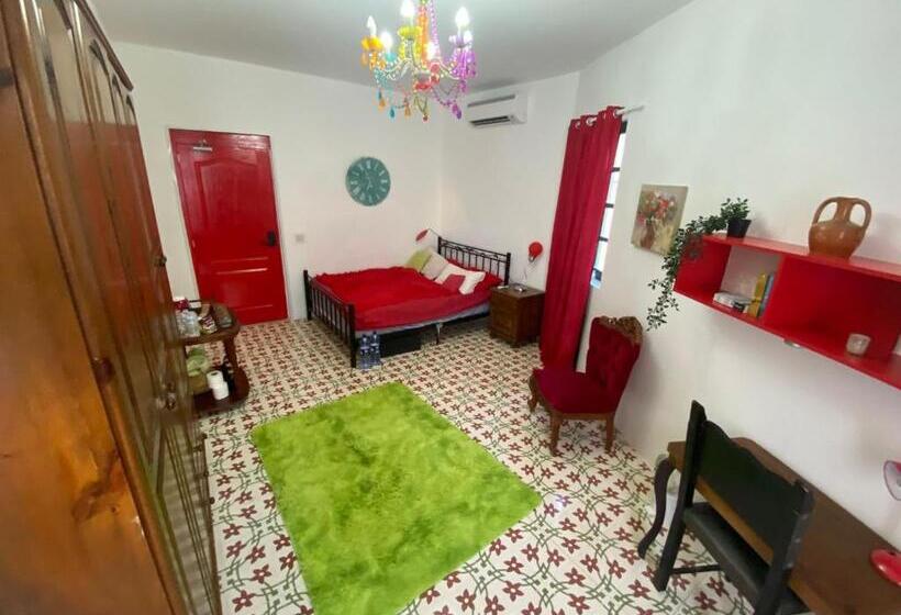 اتاق اکونومی, Maleth House