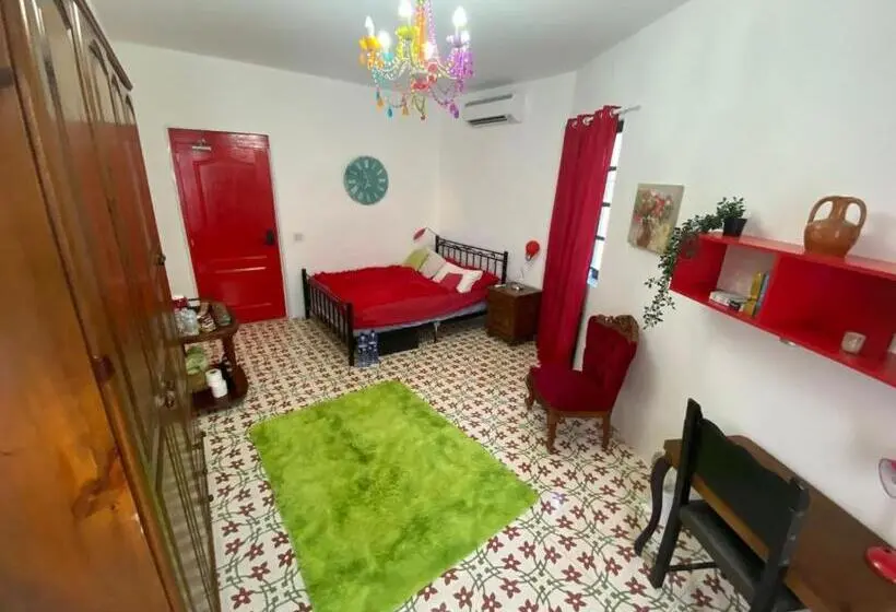 اتاق اکونومی, Maleth House