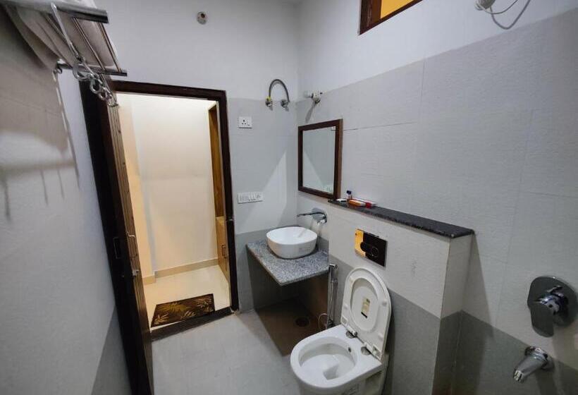 キングサイズベッドのスタンダードルーム, Alaknanda Motel & Restaurant