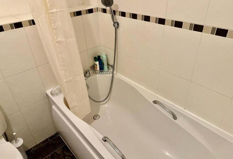 标准间, The Red Suites