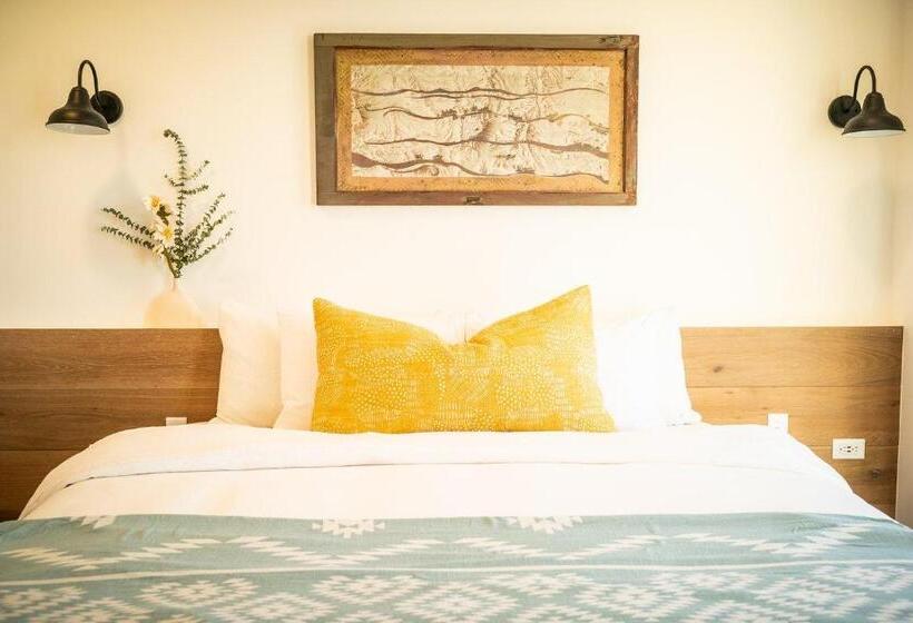 جناح مطلّ علي الجبل, Shorehouse