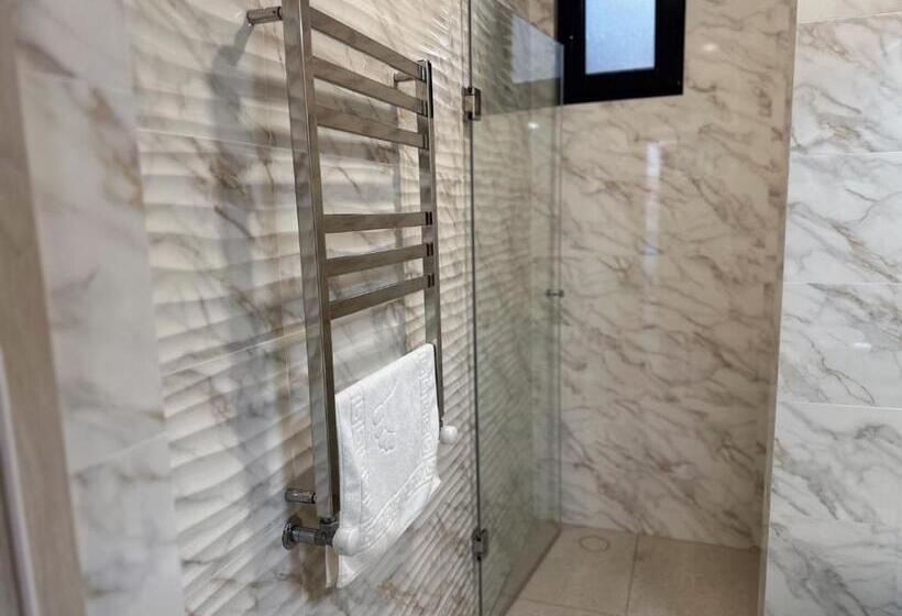 스위트, Ivory Resort And Spa