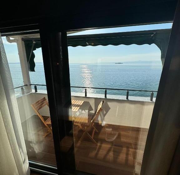 غرفة ديلوكس مطلّة علي البحر مزوَّدة بشُرفة, Ados Otel