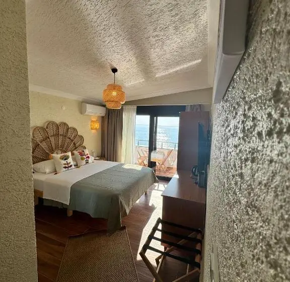 オーシャンビューデラックスルームバルコニー付き, Ados Otel