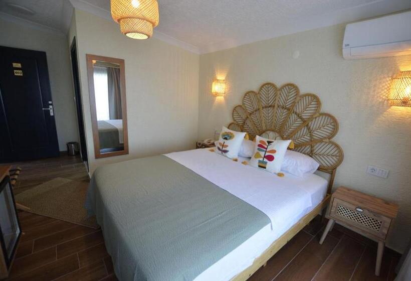 غرفة ديلوكس مطلّة علي البحر مزوَّدة بشُرفة, Ados Otel