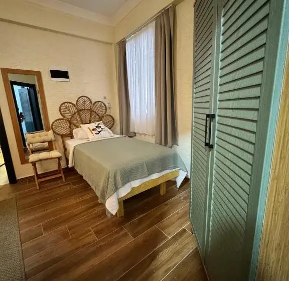 エコノミートリプルルーム, Ados Otel