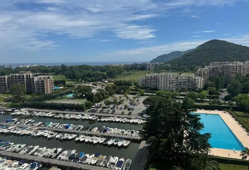 オーシャンビューのテラス付１ベッドルームアパート, Cozy 2 Rooms Apartment In Yacht Port Cannes Marina