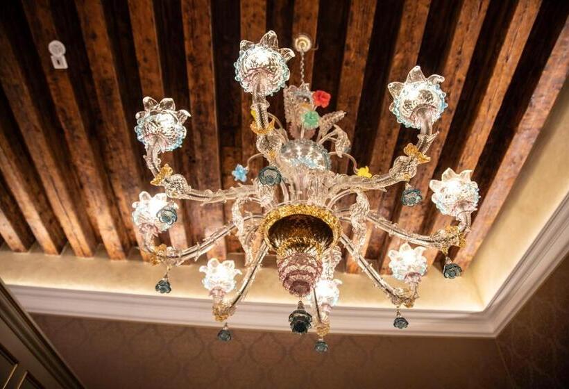 سوییت جونیور, Palazzo Dei Mori