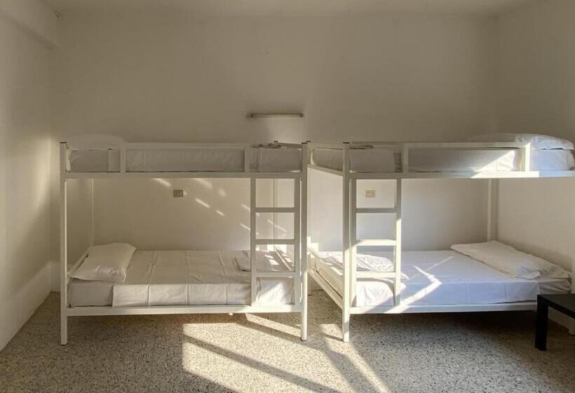 이코노이 4인룸, Meet Hostel Cervia