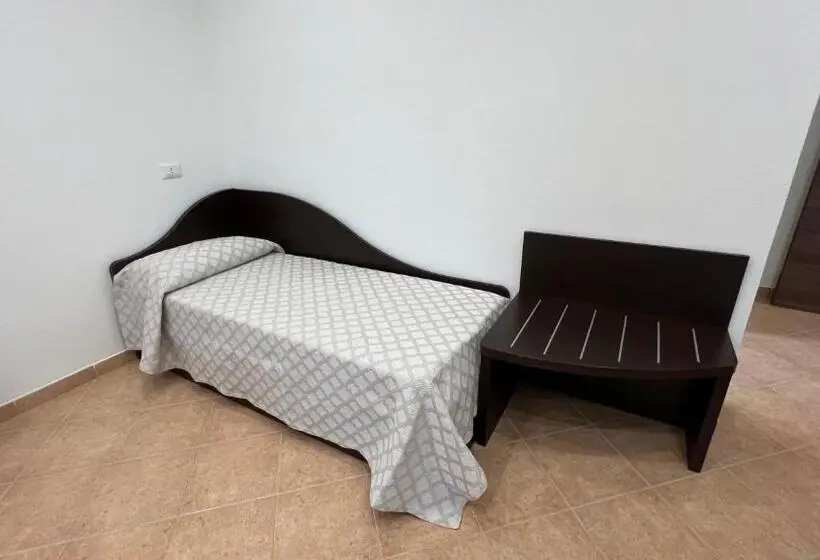 اتاق استاندارد سه نفره, Jenka