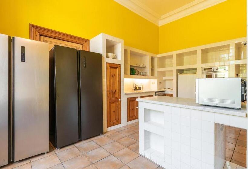 חדר סטנדרט לשלושה עם חדר אמבטיה משוף, Montebello House