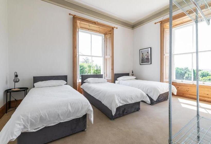 חדר סטנדרט לשלושה עם חדר אמבטיה משוף, Montebello House