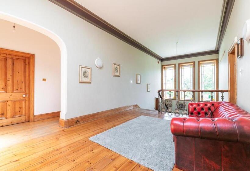 חדר סטנדרט לשלושה עם חדר אמבטיה משוף, Montebello House