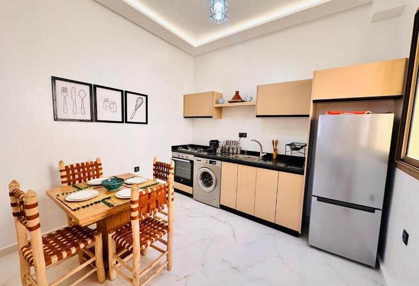 带城市景观带一个卧室的公寓, Salty Holiday Apartments